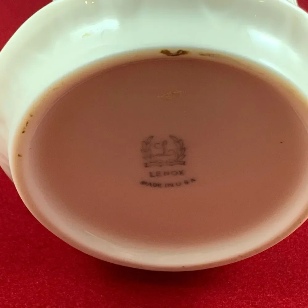 Vintage LENOX Woodbury Porcelain Detailed White Cream Vase with Scalloped Top - Picture 4 of 4